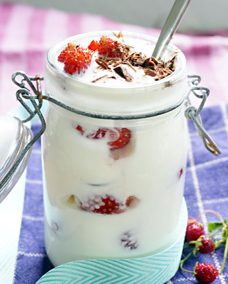 Joghurt-Dessert mit Walderdbeeren