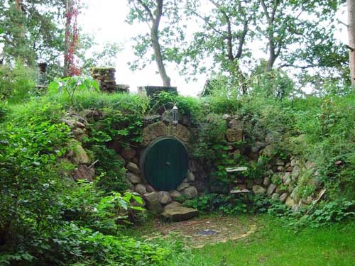 Hobbithoehle-eingewachsen
