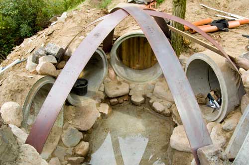 Hobbithoehle-mit-Stahlbaendern
