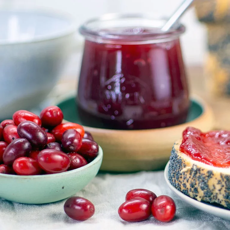 Kornelkirschen mit Marmelade